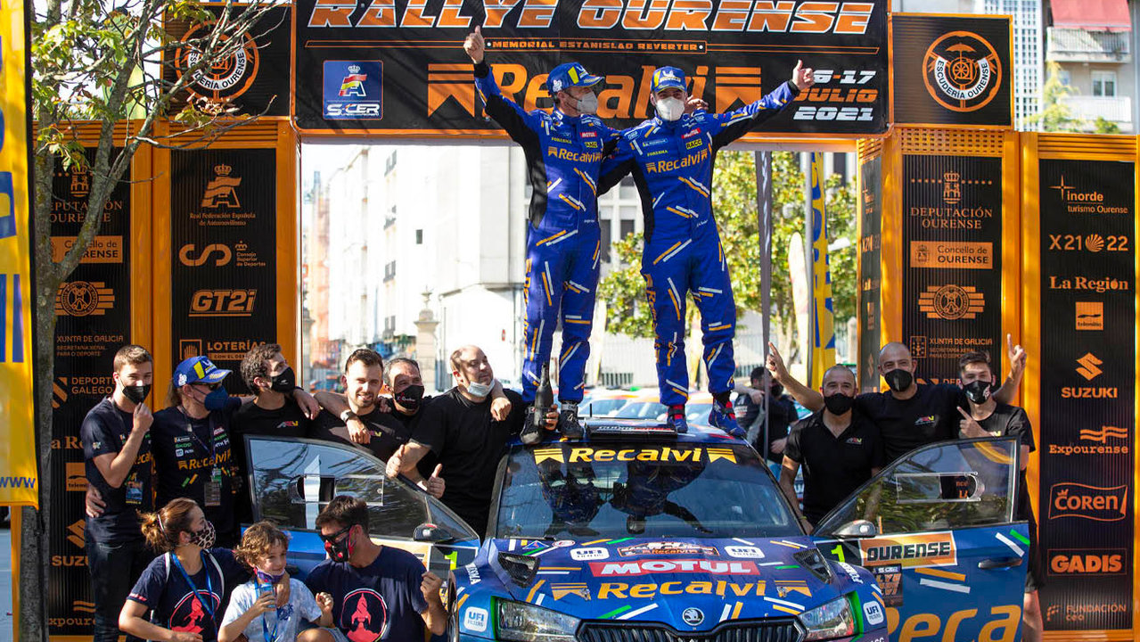 El piloto asturiano y su copiloto, Alberto Iglesias, celebraron el triunfo, obtenido con mucha autoridad durante las dos jornadas del Rally.

FOTOS: LA REGIÓN