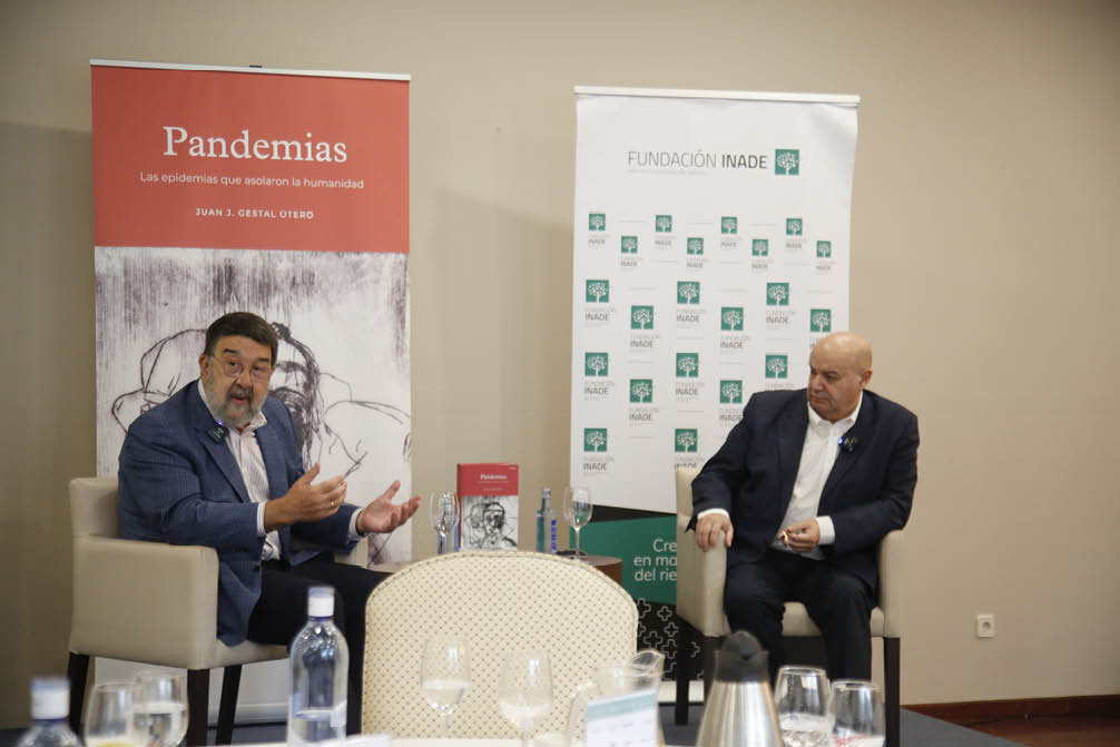 Juan Gestal y Benito Regueiro, ayer, en el Círculo de Empresarios.