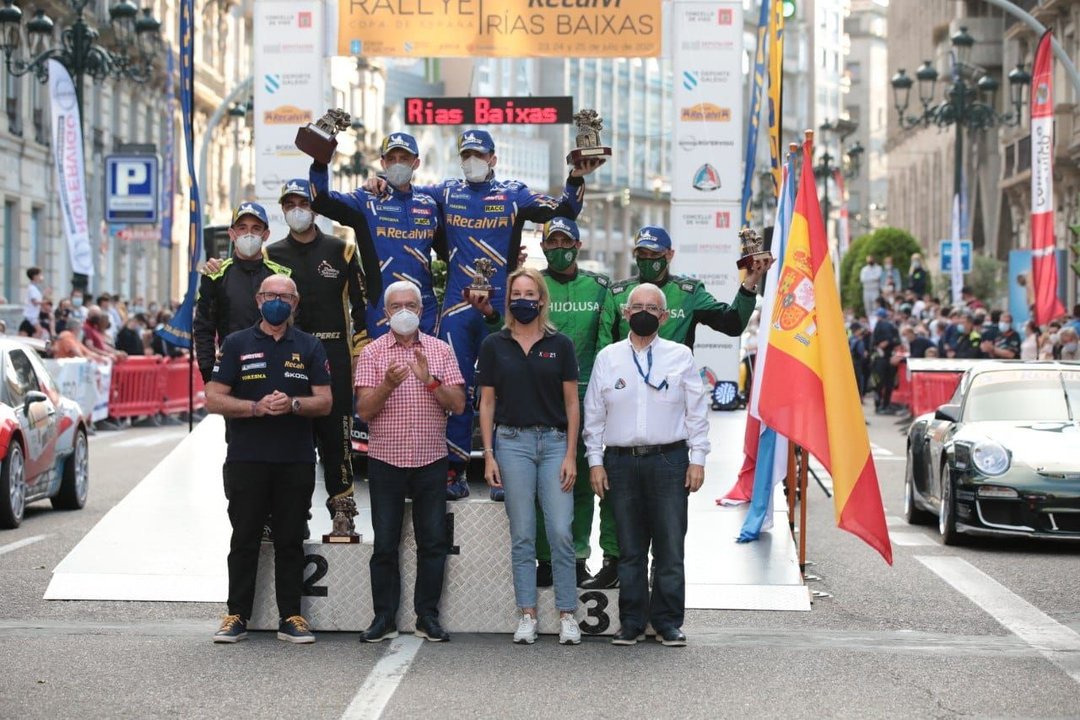 Los ganadores posan felices sobre su vehículo en el podio del rally, sito en la calle Policarpo Sanz.

DAVID FERNÁNDEZ