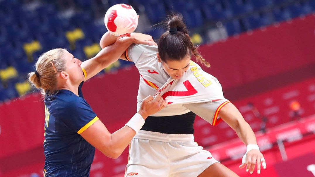 Lara González, tantas veces contundente en defensa, es neutralizada por una jugadora sueca.