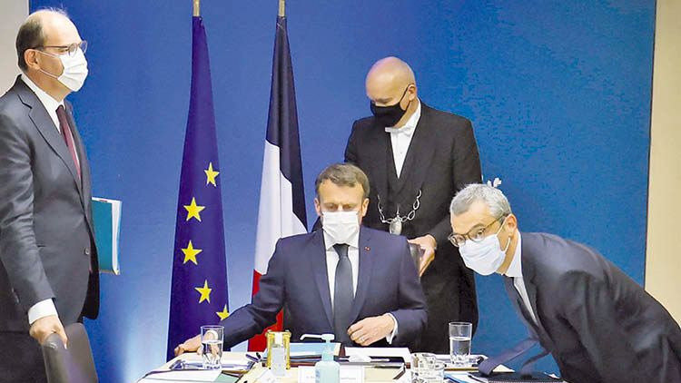 Emmanuel Macron con el primer ministro Jean Castex y Alexis Kohler, secretario general del Eliseo.
