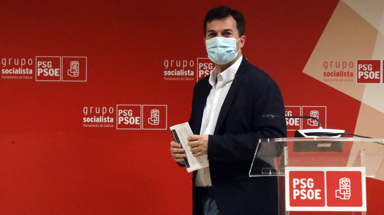El secretario xeral socialista Gonzalo Caballero, tras la rueda de prensa que ofrecía ayer.