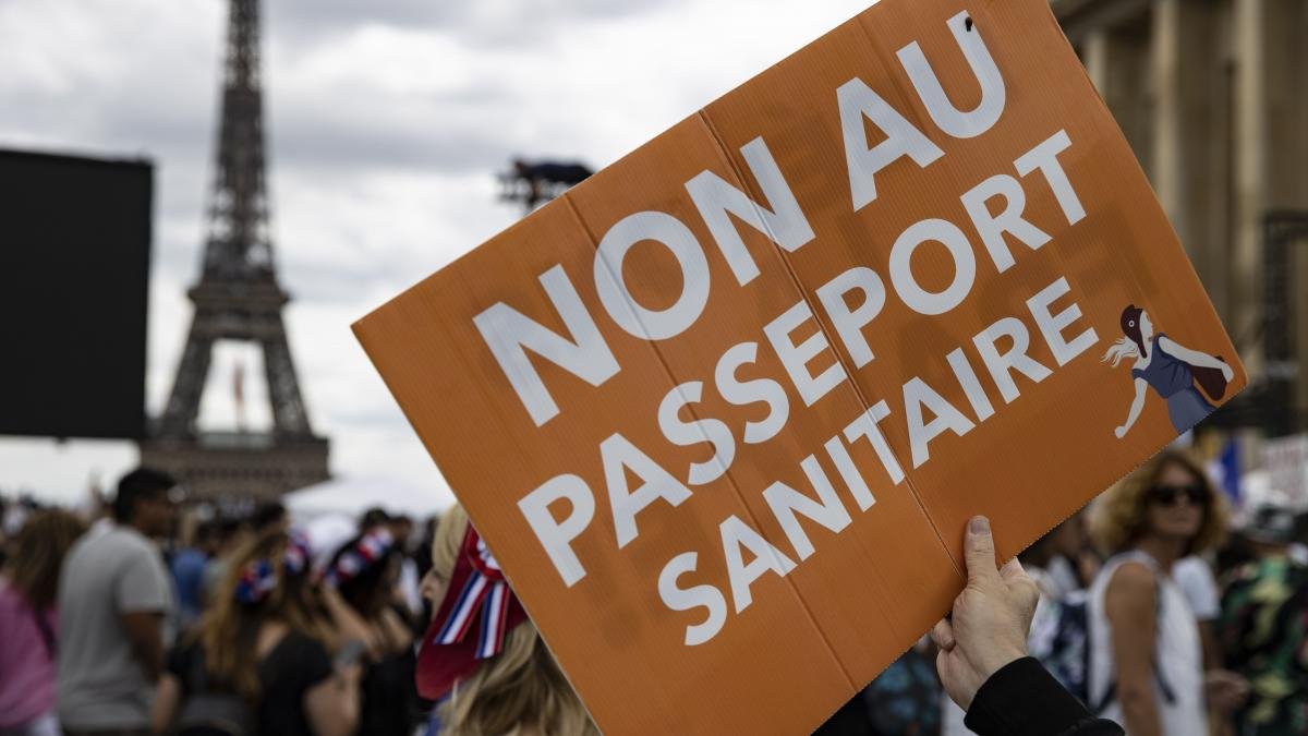 Una persona sostiene un cartel que dice: “No al pasaporte sanitario”, en las protestas en París.