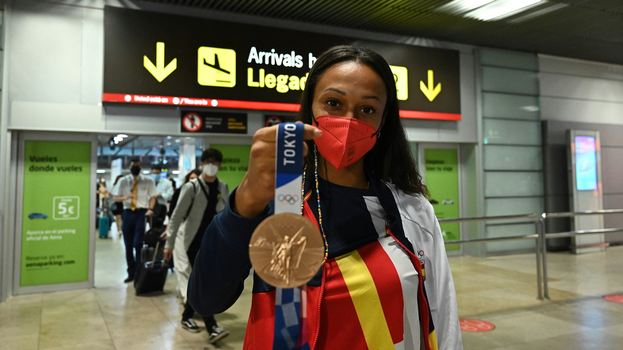 Ana Peleteiro muestra su medalla de bronce nada más aterrizar en Madrid.