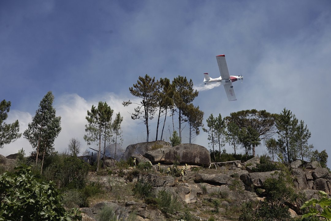Una avioneta, en la extinción y refresco de un fuego en la localidad ourensana de A Granxa en julio.