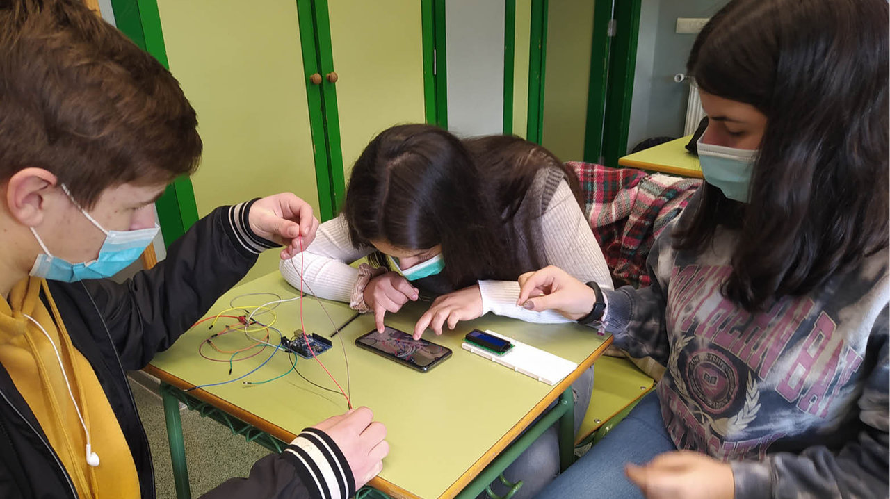 Estudiantes del IES Valladares construyendo un circuito eléctrico para la clase de Tecnología.