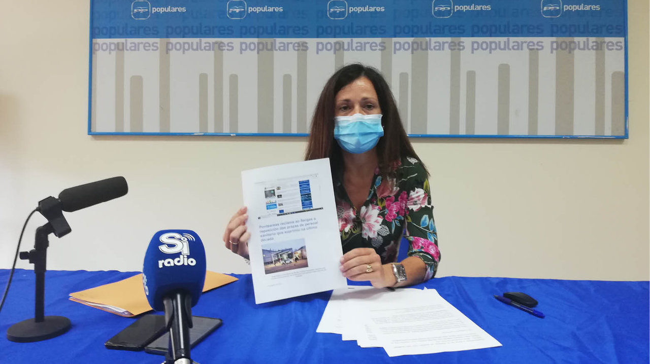 Comparencia de la concejala Belén Villar, ayer en la sede del PP de Ponteareas.