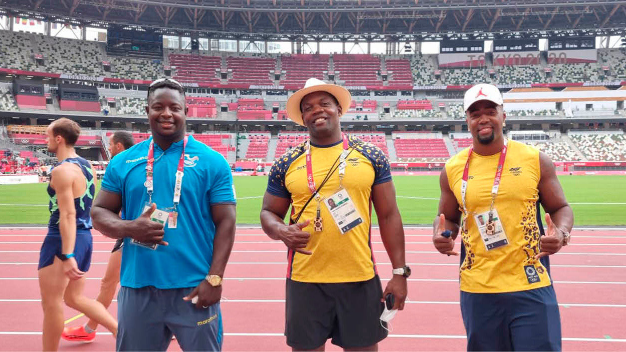 Juan Caicedo, Frank Casañas y Mauricio Ortega, en el estadio olímpico de Tokio.