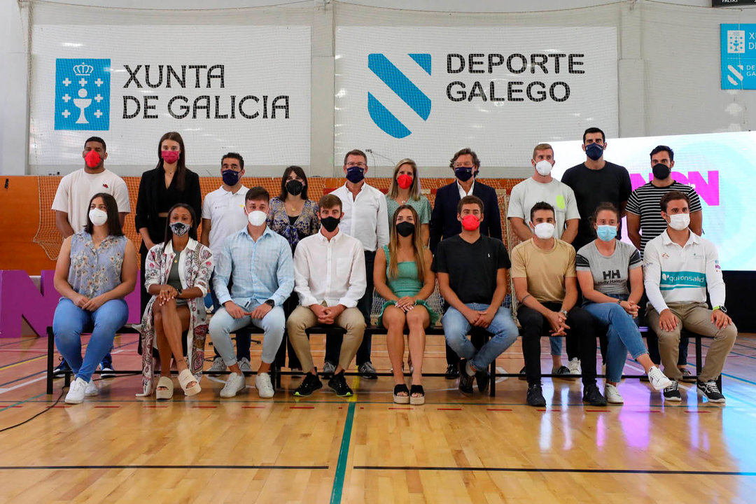 Fotografía de grupo del presidente de la Xunta con los olímpicos presentes ayer en Pontevedra.