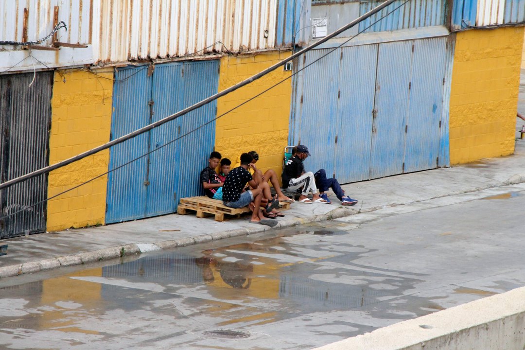 Un grupo de menores marroquís charla en las inmediaciones del centro del Tarajal, en Ceuta.