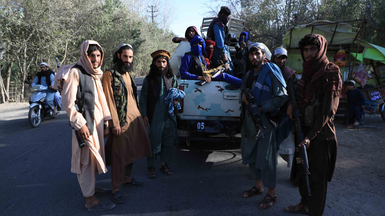 Una patrulla talibán, en un control de paso en Herat, la tercera ciudad más grande y poblada del país.