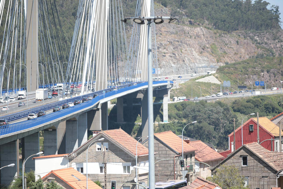 Las retenciones en el puente de Rande fueron ayer constantes para cruzar de Vigo hacia O Morrazo y disfrutar de sus playas.