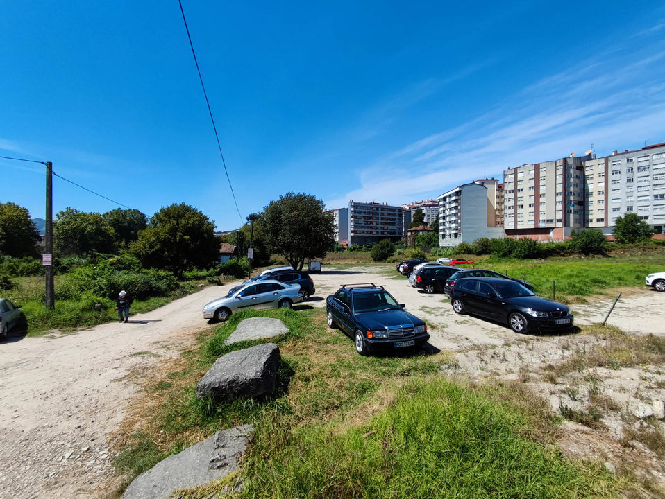 Gran parte de A Carballa se ha convertido en un aparcamiento gigante, con fincas y calles por terminar.