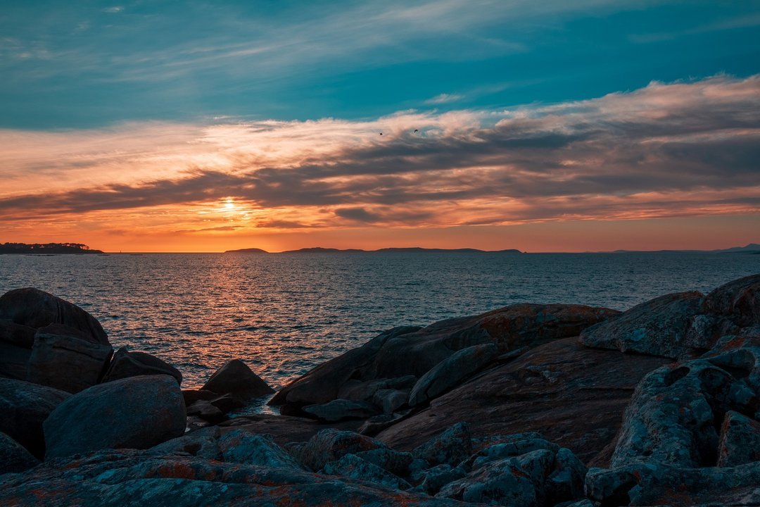 Puesta de sol desde una playa. // Pixabay