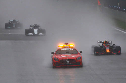 El coche de seguridad lideró las dos vueltas que se dieron al circuito de Spa bajo la lluvia.

EFE