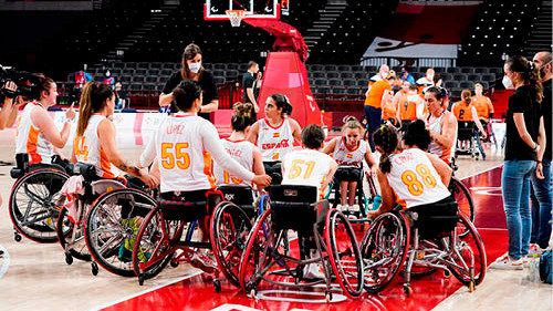 La selección española femenina de baloncesto en silla, con la viguesa Vicky Alonso a la derecha, en su último partido, ante Países Bajos. 

 EFE