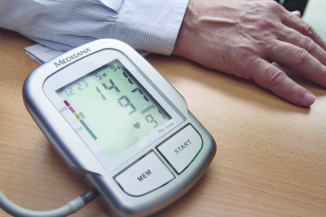 Un tensiómetro marca la presión arterial de una persona.