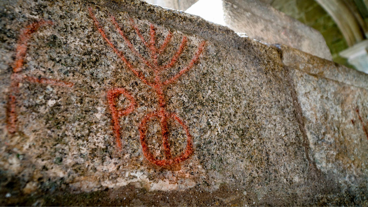 Tui cuenta con un “menorah” grabado en una de las piedras de la catedral.