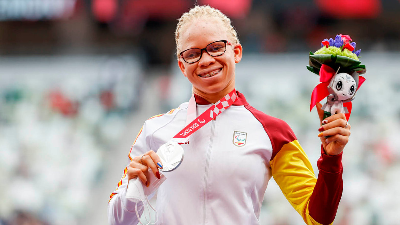 La lucense Adiaratou Iglesias luce la medalla de plata que se colgó ayer en los 400 metros T13.
