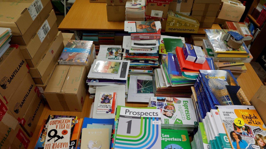 Decenas de libros de texto permanecen agrupados en cajas para su posterior venta.