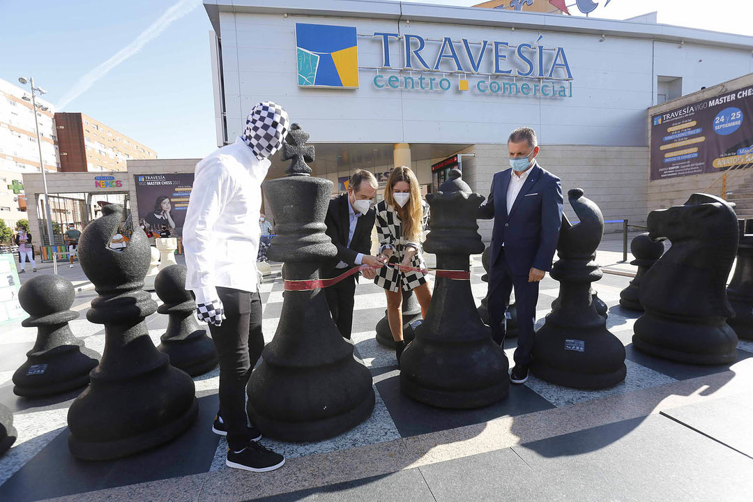 El mayor tablero de ajedrez del mundo queda inaugurado en Vigo. Con 32 piezas de gran tamaño, el Centro Comercial Travesía abrió al público esta peculiar instalación con la presencia de Caballero y el ajedrecista Rey Enigma.