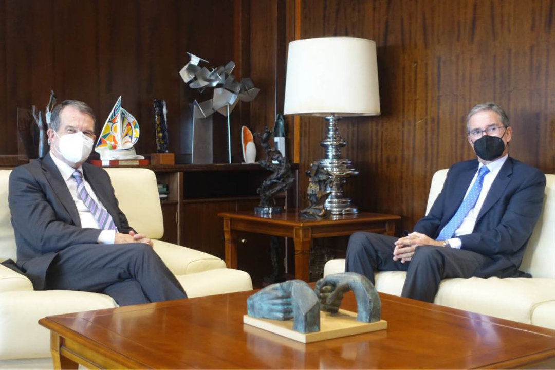El alcalde de Vigo, ayer, junto al presidente del TSXG, que fue la primera visita al Concello.