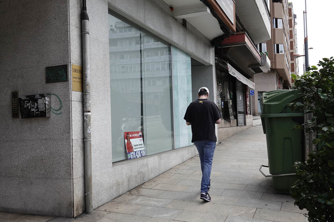 El local de una sucursal bancaria, en alquiler, junto a otro negocio cerrado hace unos meses, de una de las cafeterías más antiguas de calle Coruña.
