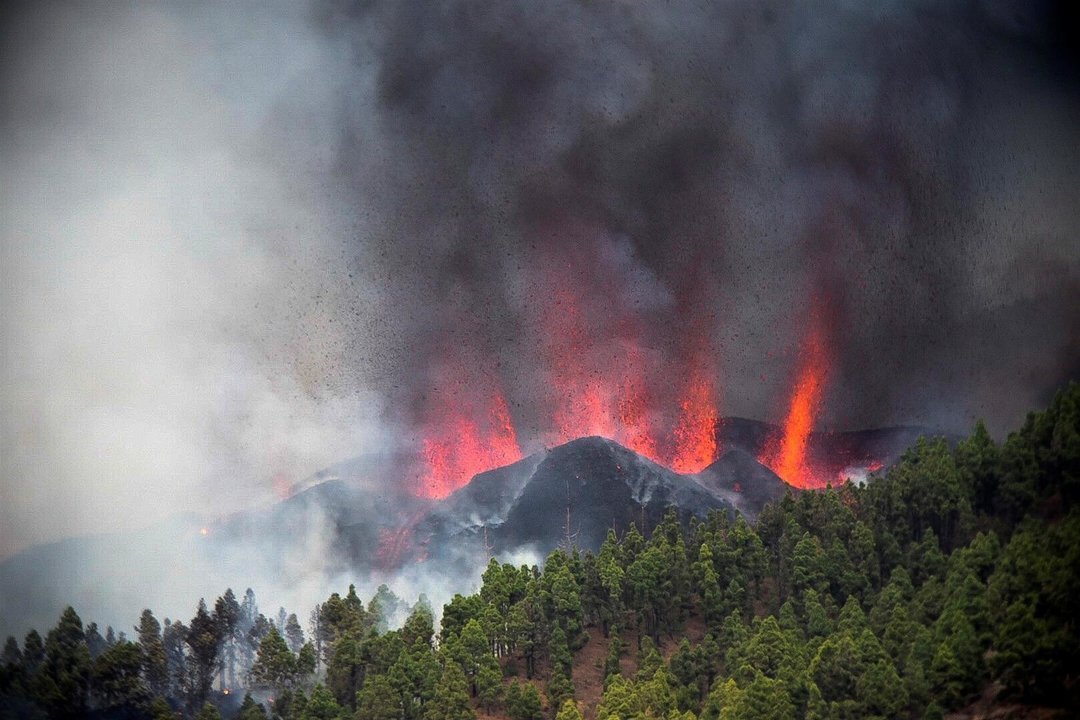 Comienza la erupción en la Cumbre Vieja de La Palma. // EFE