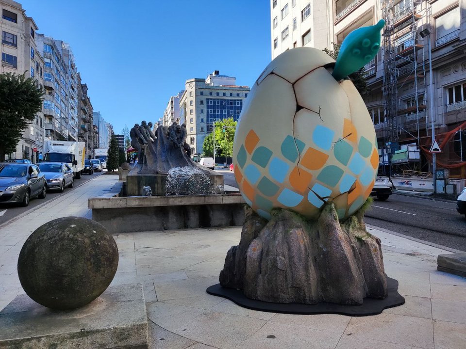 El huevo está instalado junto a la escultura de los rederos en la calle Gran Vía. // Vicente Alonso
