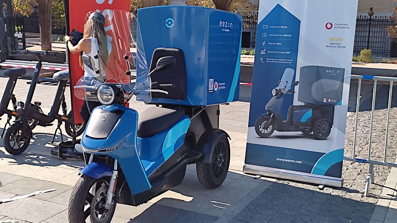 La moto de tres ruedas Eezon en la feria de movilidad eléctrica de Madrid.