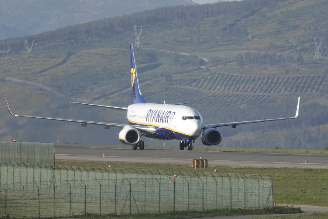 Avión de Ryanair aterrizando en Peinador.