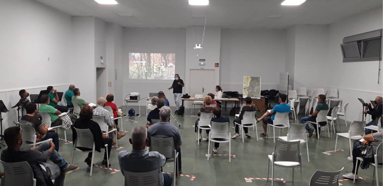 Reunión en As Neves con propietarios para hablar del proyecto de Aldea Modelo.