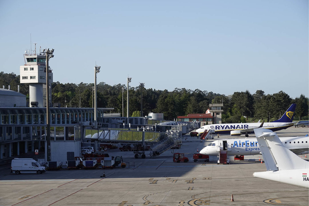 Aviones de Ryanair y Air Europa sobre la pista de Peinador.