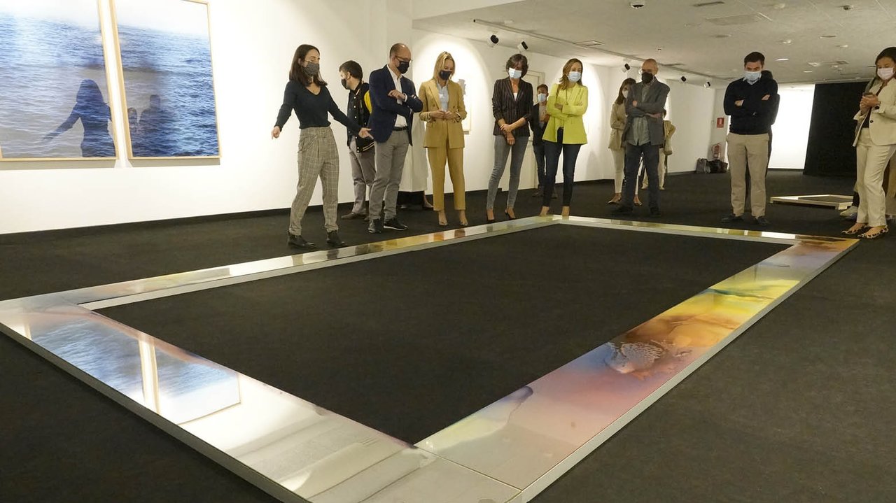 El Museo do Mar acogió ayer la inauguración de la exposición. Arriba, la comisaria explica la obra de Álvaro Negro.