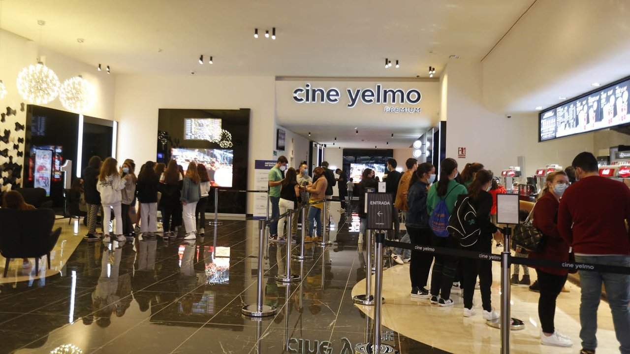 Los cines Yelmo Premium del centro comercial Vialia abrieron sus puertas este jueves con 900 plazas de aforo.