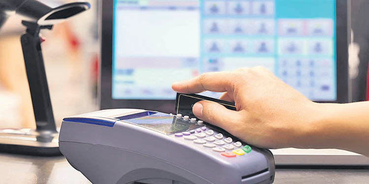 Los pagos electrónicos, con tarjetas o sistemas virtuales, empiezan a sustituir al dinero en efectivo.