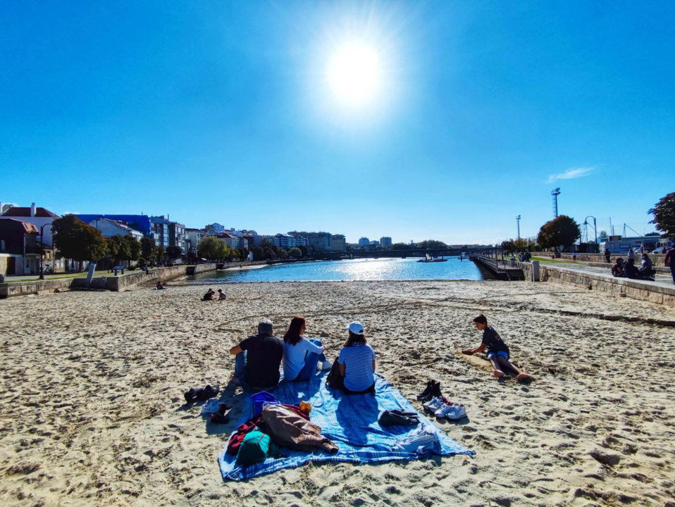Vigo tiende a un clima mucho más propio del Mediterráneo, con veranos más largos y temperaturas mínimas menos acusadas, con pocos días con heladas, según el estudio para Medio Ambiente. En la foto, ayer en Bouzas.