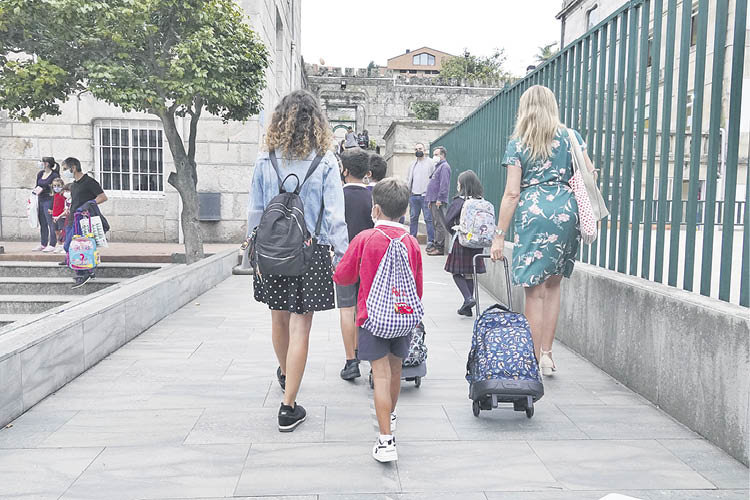 Niños con sus mochilas, en la llegada al colegio uno de los primeros días tras las vacaciones.