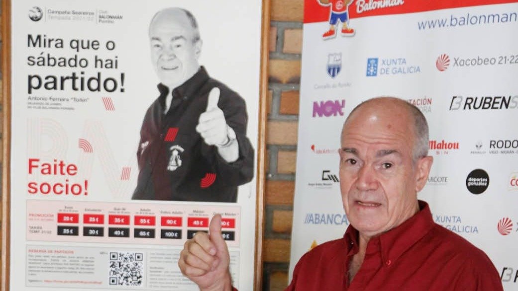 Antonio Fereira posa delante del cartel de la campaña de abonados con su imagen.