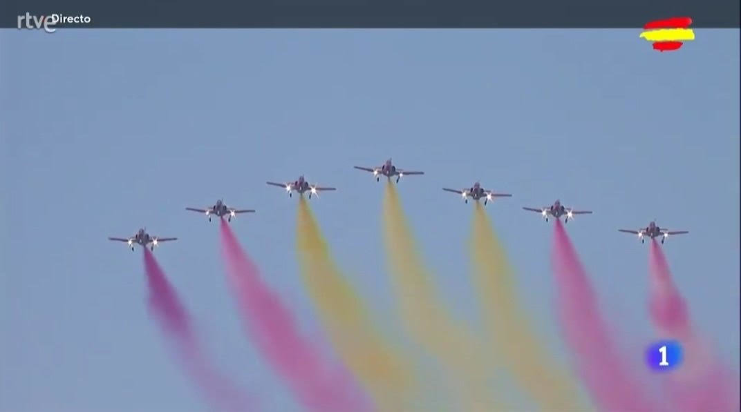 El color morado, en la bandera del espectáculo de aviación de este 12 de octubre.