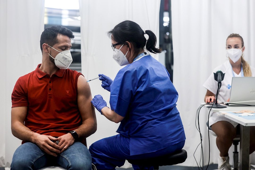 Una enfermera inocula la vacuna contra la gripe a un hombre.