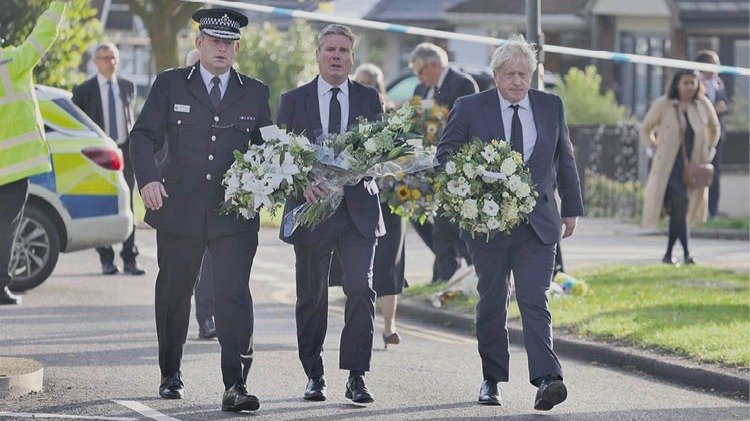 Boris Johnson lleva uno de los ramos de flores en honor al diputado conservador asesinado.