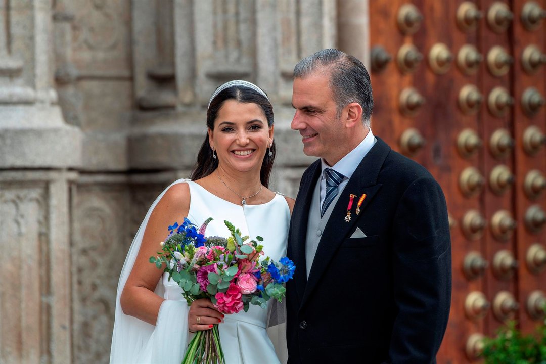 Javier Ortega Smith y Paulina Sánchez en su boda en Toledo.