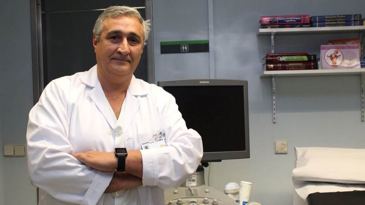 El doctor Francisco Estévez Guimeráns es el jefe de servicio de Ginecología del hospital Povisa.
