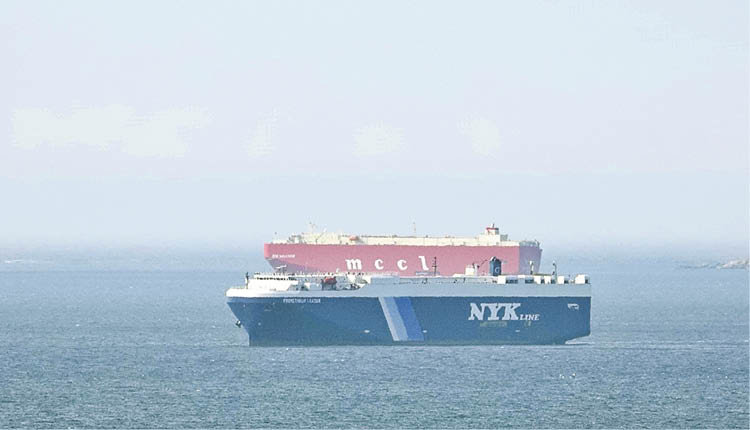 Dos grandes buques portacoches, este lunes en la Ría de Vigo.