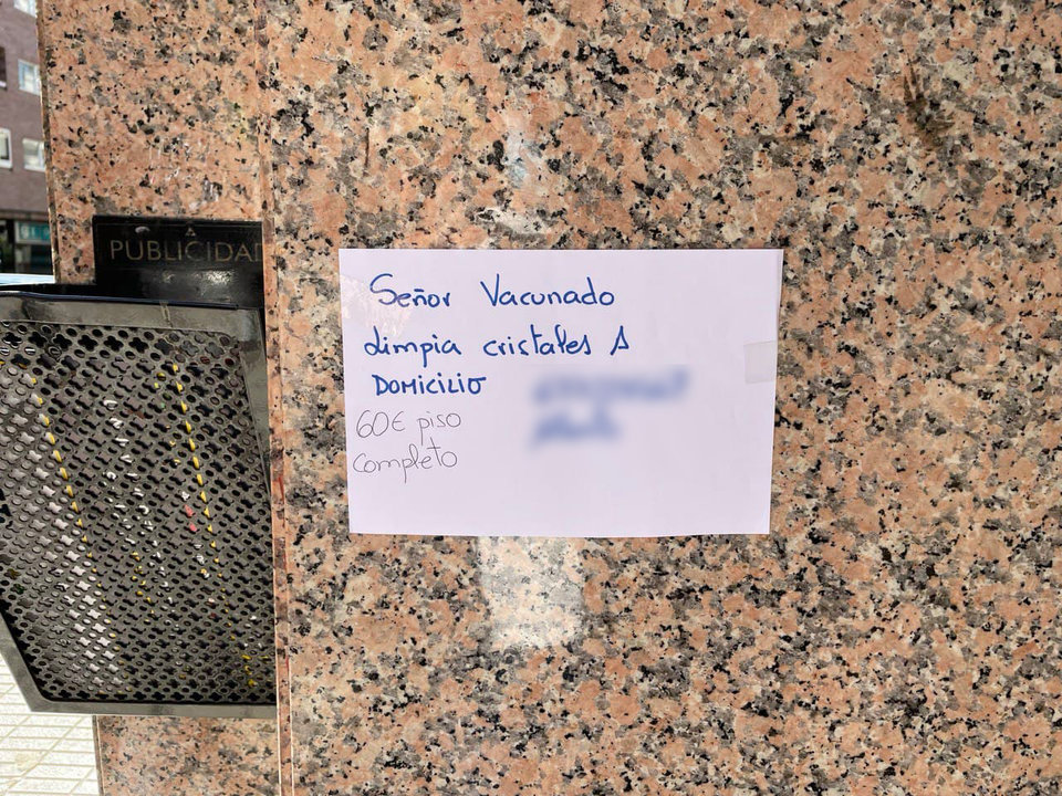 El cartel colgado en un portal de Vigo, con el ofrecimiento de trabajo.