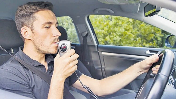 Los usuarios de vehículos podrían tener que instalar un alcoholímetro.