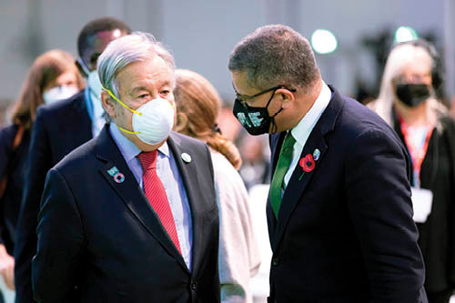 Antonio Guterres, secretario general de la ONU, con el presidente de la cumbre, Alok Sharma.