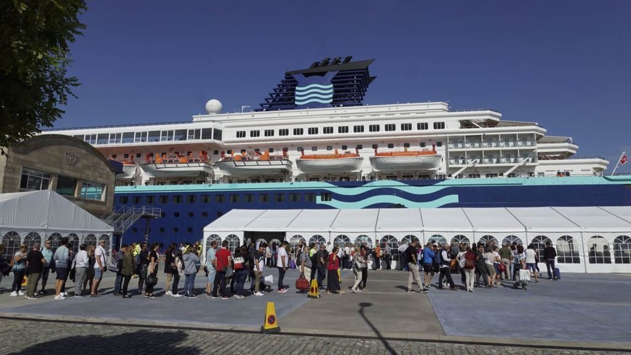 Imagen del último embarque desde Vigo en 2019, desde la nueva terminal de cruceros.