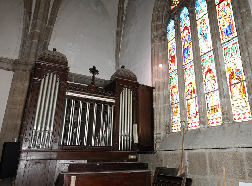 El órgano de Santiago de Vigo, datado en 1908, es el más antiguo de Vigo y permanece en desuso en el coro de la iglesia.